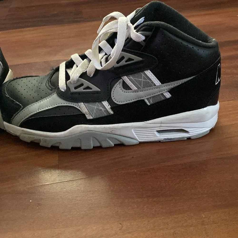 Nike Air Size 7Y black, gray and white.  Used but good condition.  Leather - Picture 2 of 6